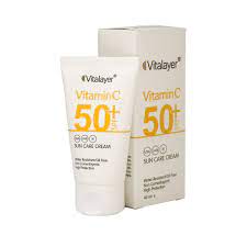 کرم ضد آفتاب ویتامین C ویتالیر بی رنگ spf50 حجم ۴۰ میلی لیتر